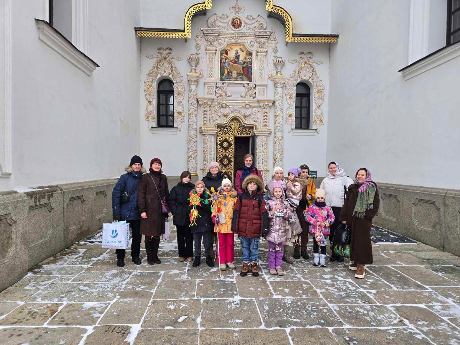 Учні біля Успенського собору